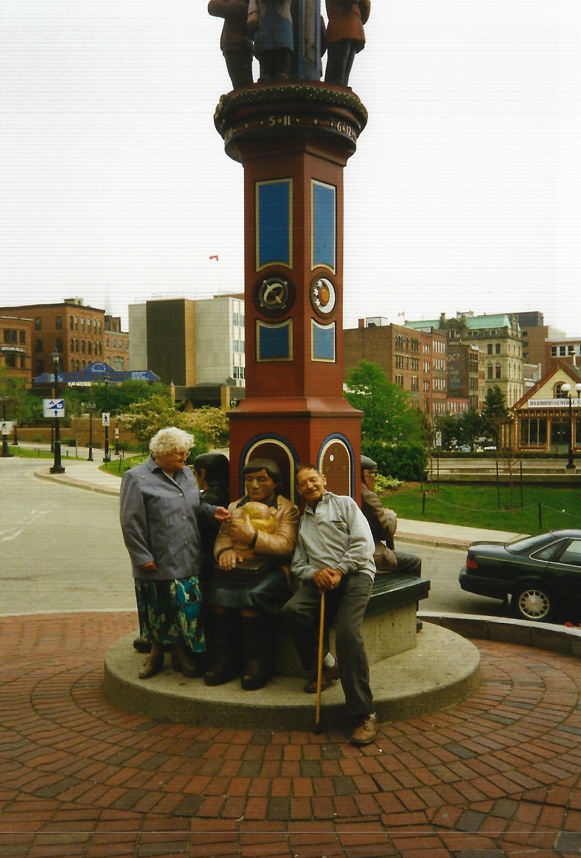 Reisgenoten voor het Inukshuk Monument